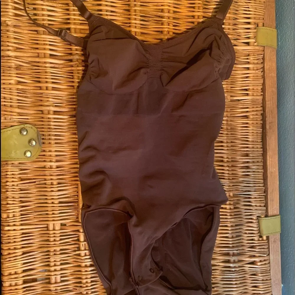 NWT Skims Sculpting Bodysuit with Snap in Cocoa - Picture 9 of 12